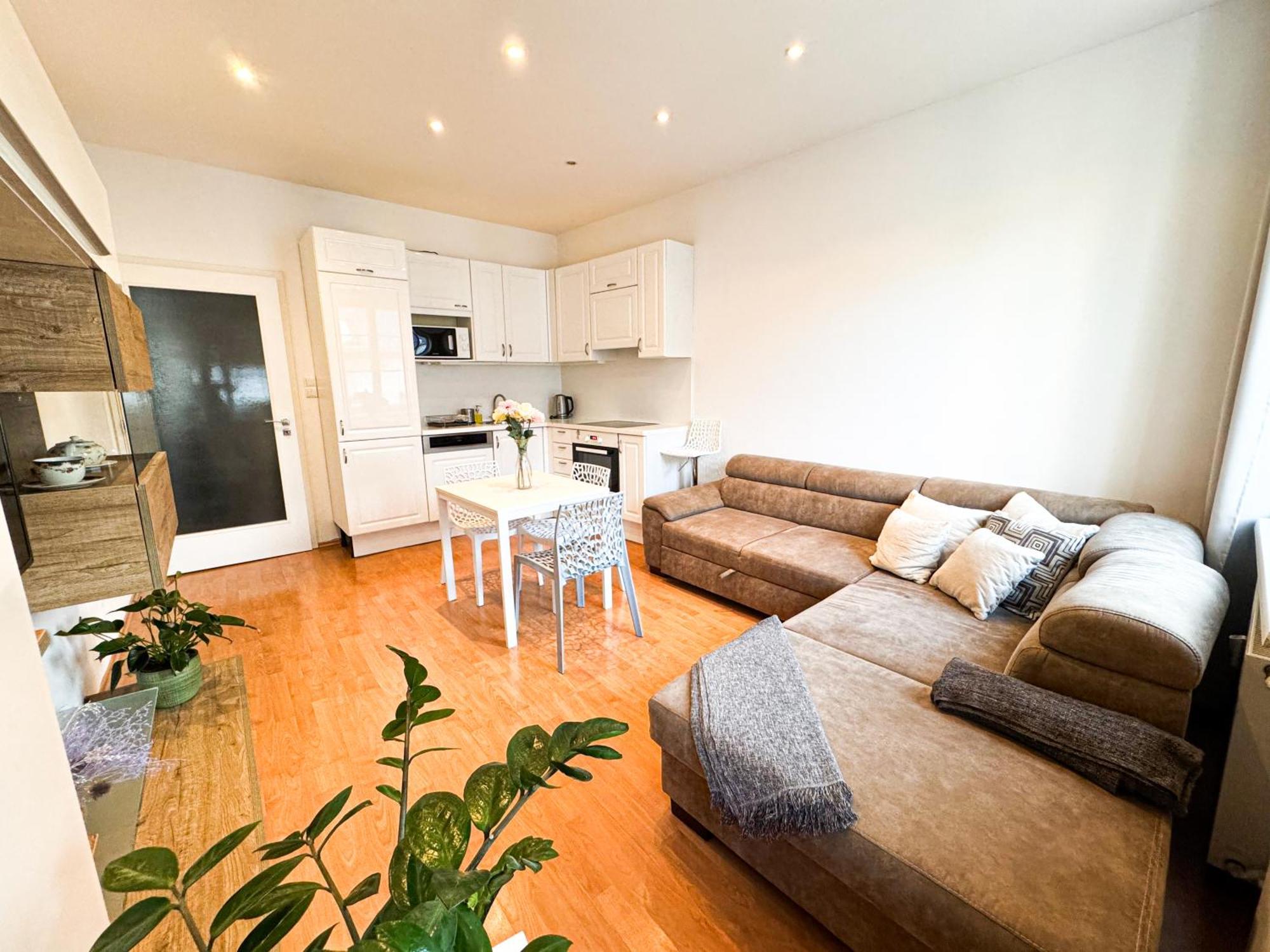 Gorgeous City Center Apartment In Bratislava With Free Parking Exterior foto