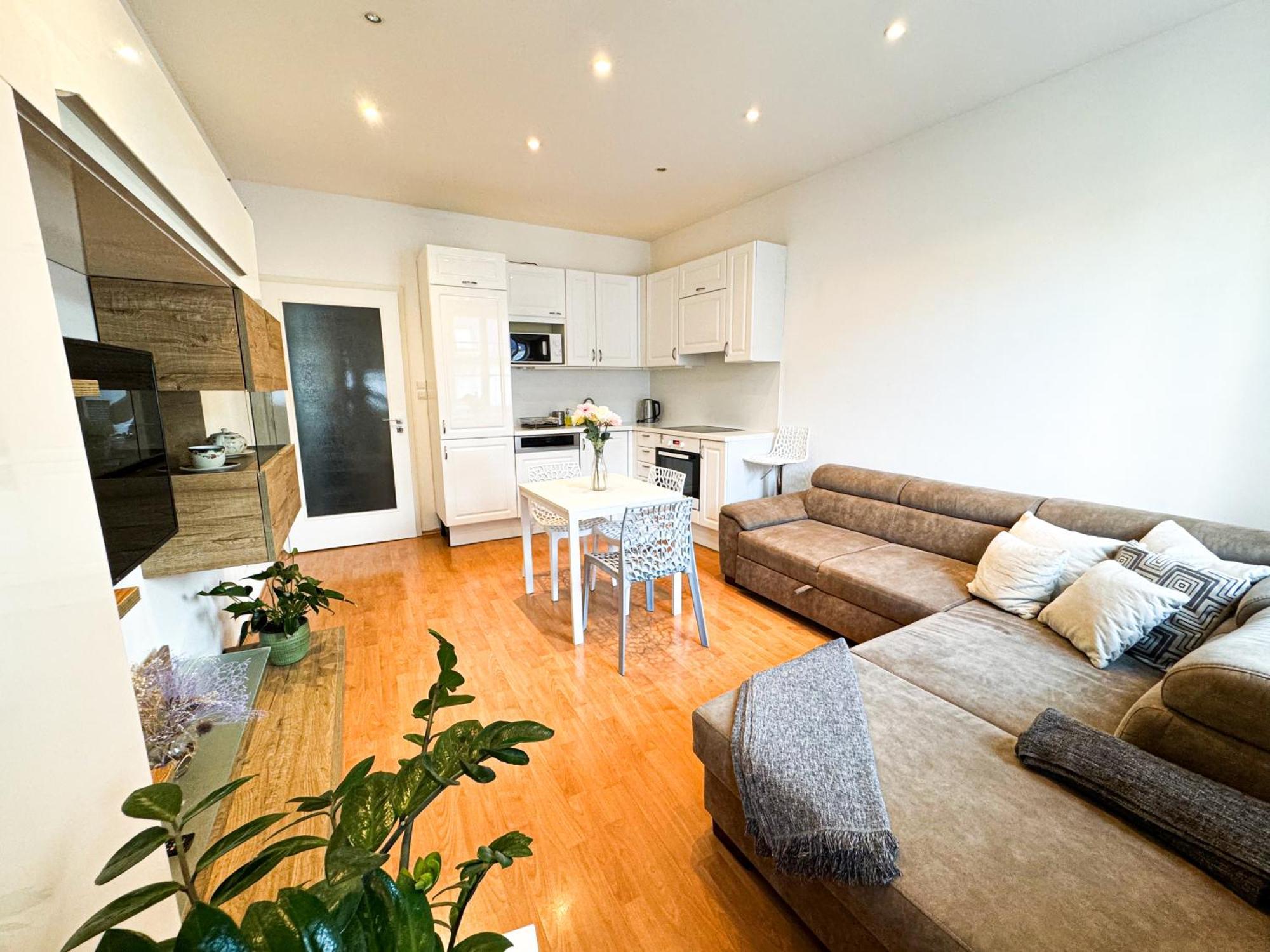 Gorgeous City Center Apartment In Bratislava With Free Parking Exterior foto